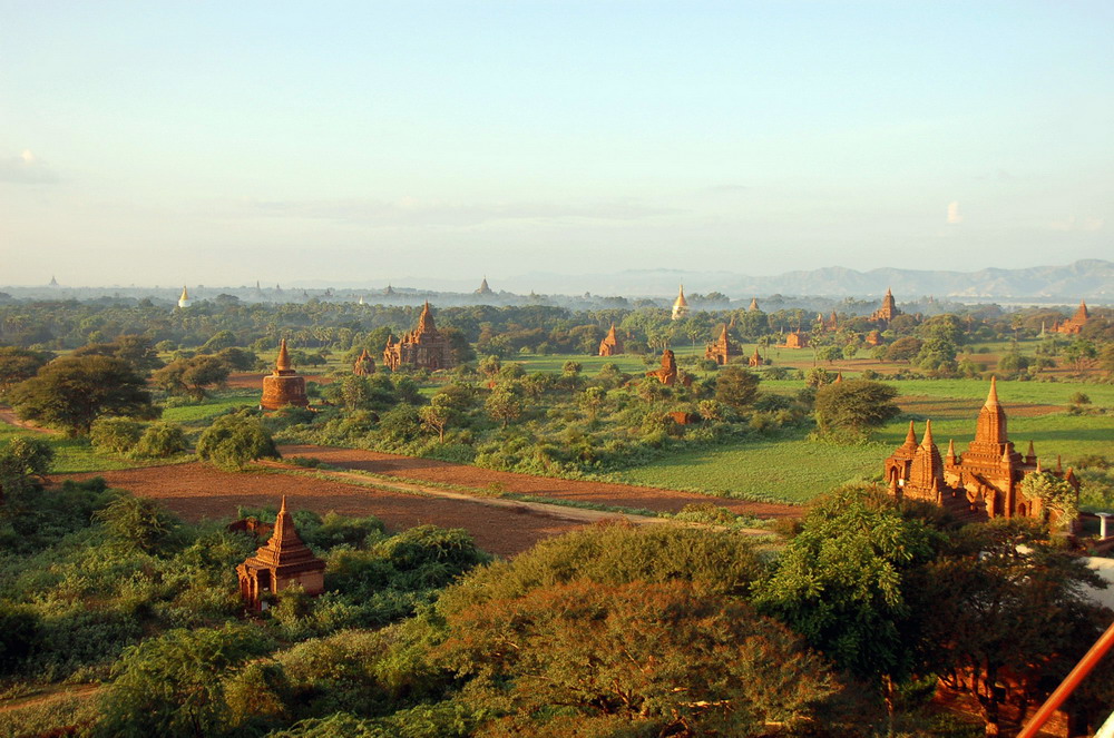 Tại Bagan, đứng ở vị trí nào cũng thấy những ngôi chùa tháp cổ kính, nguy nga. Cảnh tượng này gây ấn tượng mạnh mẽ với những người được chứng kiến.