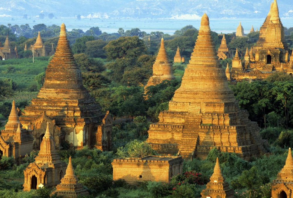Vương triều Pagan khởi đầu từ năm 1057 với cuộc thôn tính vương quốc Thaton của vua Anawrahta. Anawrahta đã mang về Bagan nhiều thánh tích và kinh văn Phật giáo từ Thaton cùng với nhiều nghệ sĩ, kiến trúc sư, là cơ sở cho công cuộc kiến thiết thành phố Bagan tráng lệ.