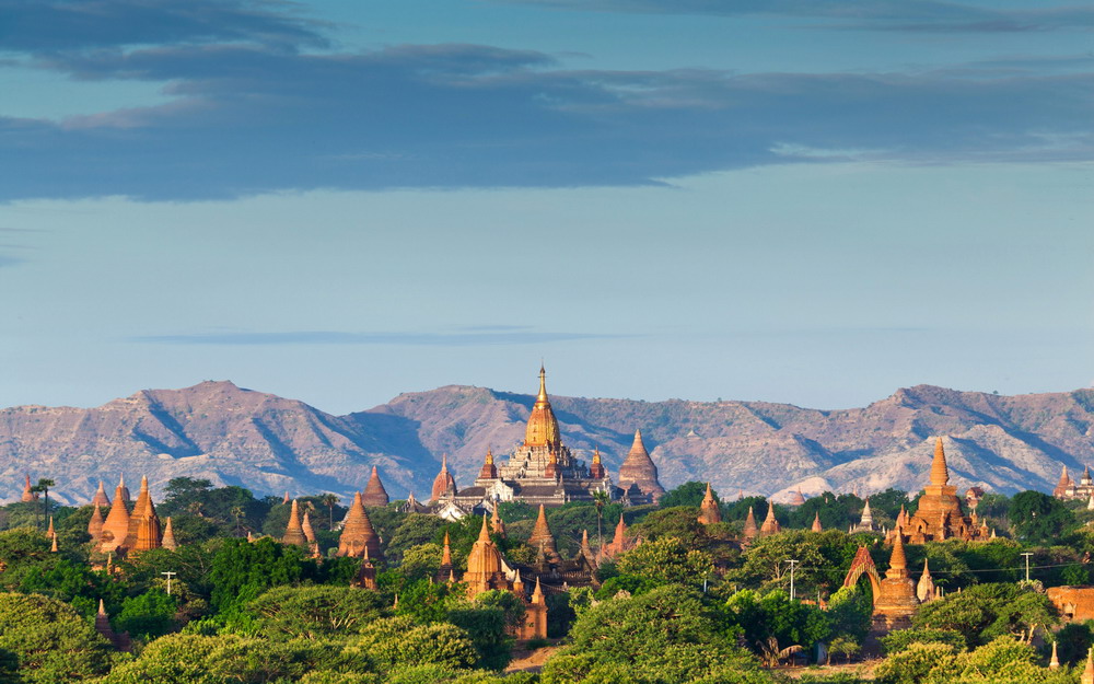 Tầng lớp thượng lưu Bagan đã cho xây dựng hàng ngàn đền thờ và tu viện trên bình nguyên Bagan. Theo ước tính, có khoảng hơn 10.000 ngôi chùa tháp Phật giáo được xây dựng trong khoảng diện tích 100 km vuông ở vùng đồng bằng trung tâm Myanmar dưới triều đại Pagan, biến nơi đây thành điểm hành hương linh thiêng của những tín đồ đạo Phật.
