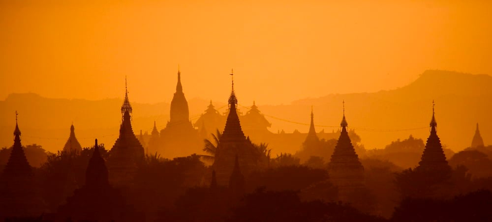 Trong thời hoàng kim, Bagan đã trở thành một trung tâm nghiên cứu tôn giáo và thế tục của toàn thế giới. Các tu sĩ và học giả từ khắp nơi như Ấn Độ, Sri Lanka và người Khmer đến Bagan để nghiên cứu ngôn điệu, ngữ âm, ngữ pháp, chiêm tinh học, thuật giả kim, y học và pháp luật.