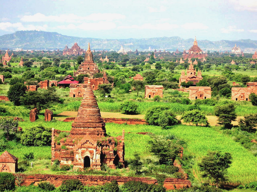 Trong số 10.000 chùa tháp từng tồn tại trong lịch sử ở Bagan, ngày nay chỉ còn lại khoảng 2.200 công trình được gìn giữ khá nguyên vẹn. Bên cạnh đó là hàng nghìn phế tích của những ngôi đền, chùa đã sụp đổ.
