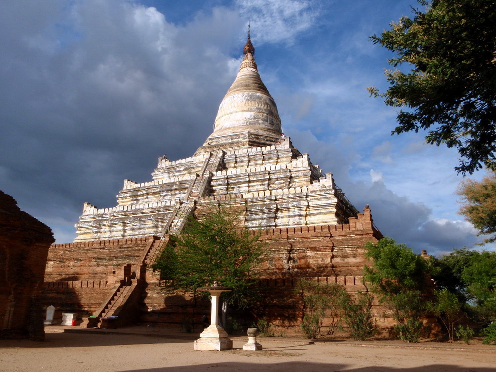 Đền Shwesandaw trông xa giống như một kim tự tháp, có 4 mặt, 5 tầng và một stupa (tháp hình quả chuông úp) trên đỉnh. Tương truyền, ngôi đền này được xây dựng bởi vua Anawrahta năm 1057 để lưu giữ một trong 8 sợi tóc của Phật Thích ca được đem về từ Ấn Độ.