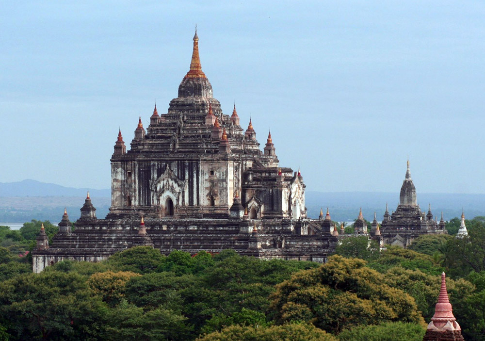 Đền Thatbyinnyu được xây dựng vào giữa thế kỷ 12 là ngôi đền cao nhất ở Bagan và có thể được nhìn thấy tại mọi điểm ở vùng đất này.