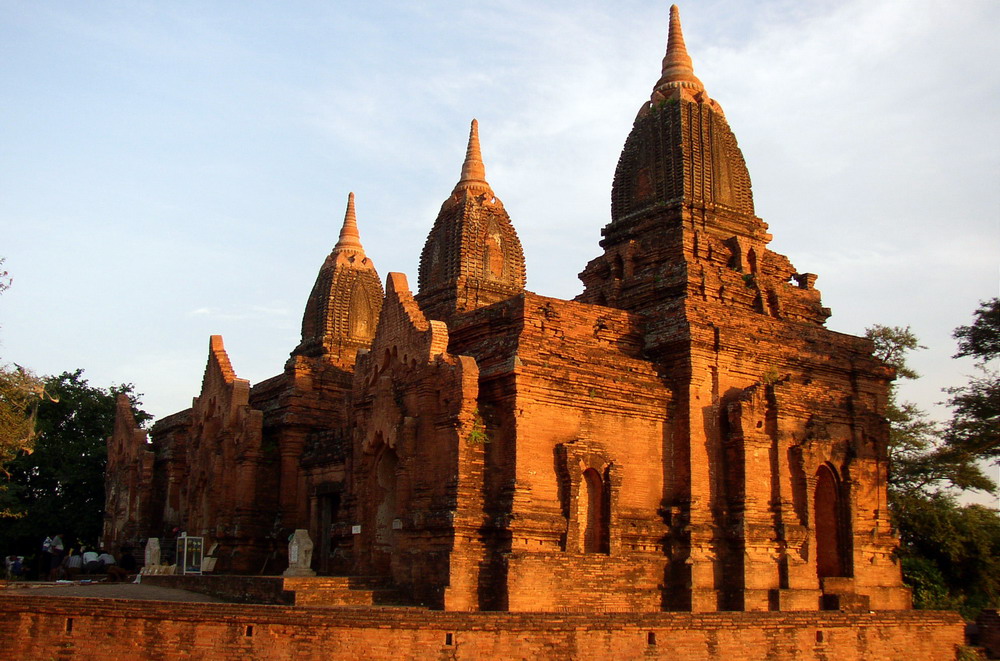 Ở Bagan từng có những ngôi chùa được phủ vàng và những kiến trúc hoàng gia tráng lệ. Đáng tiếc rằng các cấu trúc bằng gỗ đã bị hủy hoại cùng thời gian và những mái chùa vàng không tồn tại nổi trước các hoạt động cướp bóc.