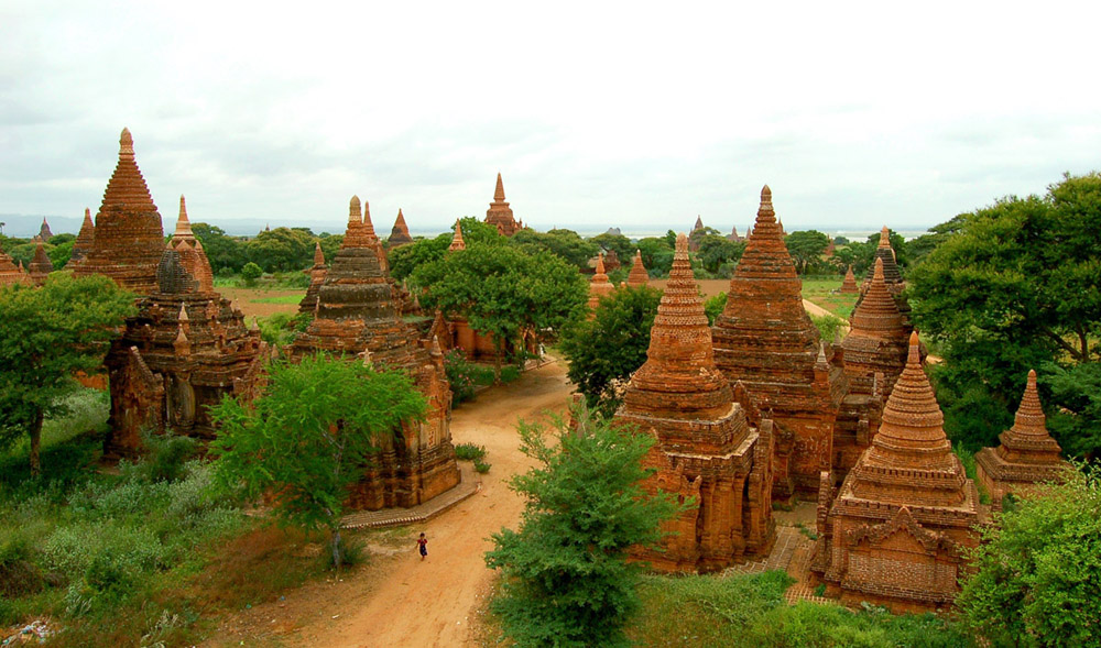 Nhìn chung, các công trình chùa tháp ở Bagan có cấu trúc khá đồng nhất với phần trên cùng hình tháp tròn đặt trên ba tầng tháp vuông. Trong nhiều ngôi chùa còn lưu lại các tác phẩm điêu khắc giá trị mang chủ đề Phật giáo. Có thể nói mỗi một ngôi đền, chùa ở Bagan đều là một tác phẩm nghệ thuật tuyệt vời.