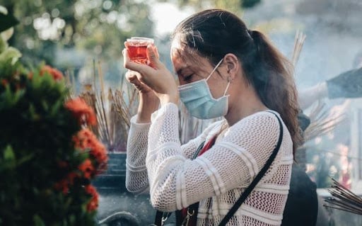 Không tìm cách trốn tránh, không tìm cách ly khai cuộc sống khổ đau. Đó là thái độ của bồ tát Địa Tạng nguyện đi vào những vùng khổ đau để cứu độ chúng sanh.