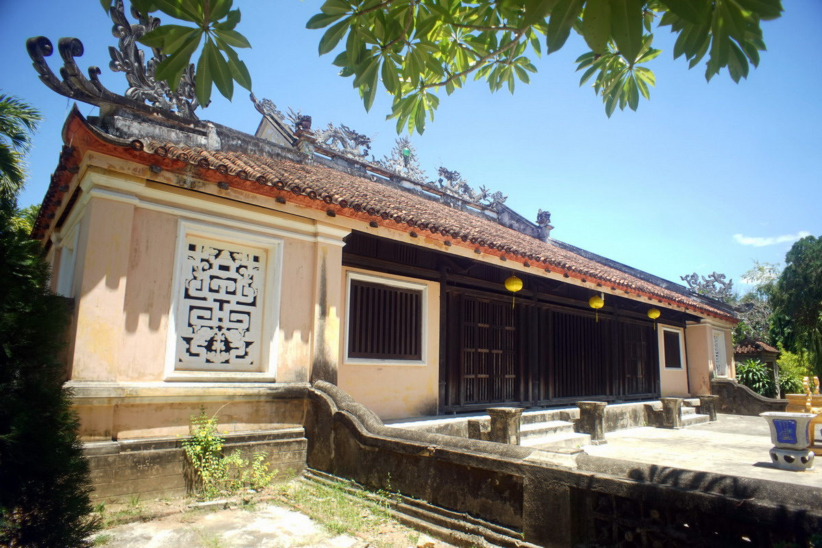 Chùa tọa lạc trên ngọn đồi mang tên Long Bích, ở phía Bắc thành Đồ Bàn của người Chăm xưa. Tên gọi “Thập Tháp” bắt nguồn từ việc trên khu đồi này từng có 10 ngôi tháp Chăm, sau bị sụp đổ và mất dần dấu tích.
