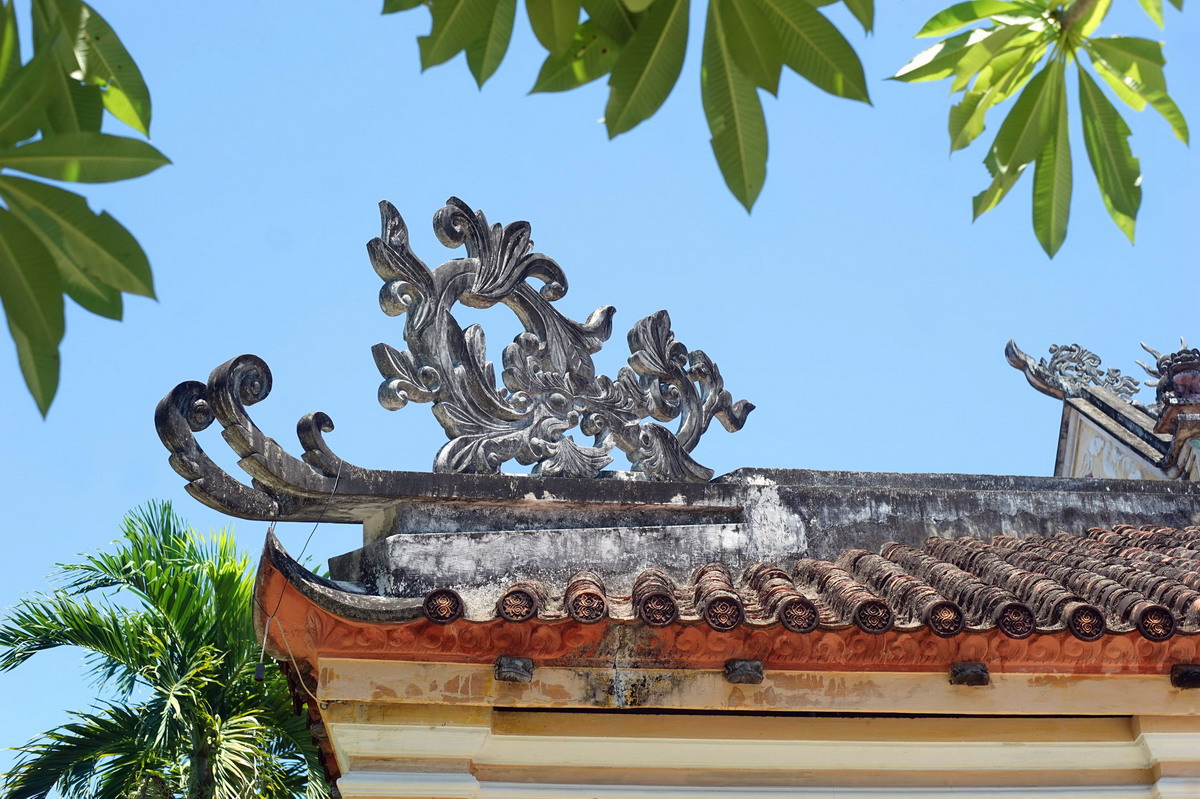Chùa hình thành từ năm 1683, khi thiền sư Nguyên Thiều, một nhà tu hành người gốc tỉnh Quảng Đông, Trung Hoa dùng gạch đá của 10 ngôi tháp đổ để dựng chùa. Chùa đã trải qua nhiều lần tu bổ, diện mạo hiện tại được định hình từ đầu thế kỷ 20.