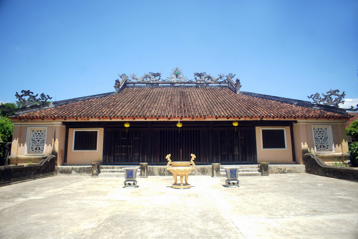 Chùa có kiến trúc hình chữ Khẩu. Chính điện là công trình chính, kiến trúc theo kiểu nhà rường, gồm ba gian hai chái được kết cấu bởi 4 hàng cột cái, 4 hàng cột quân, 8 cột con và 16 cột hiên.