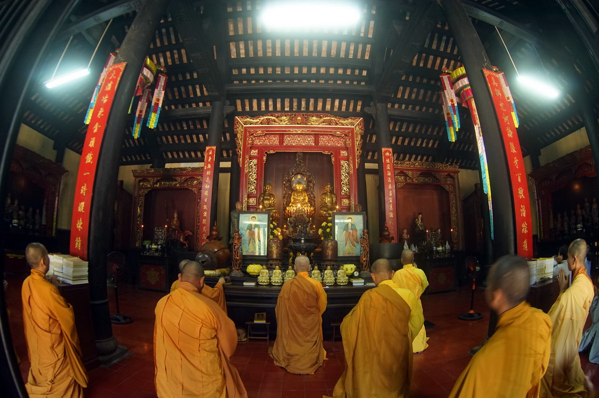 Bên trong chính điện được bài trí tôn nghiêm.