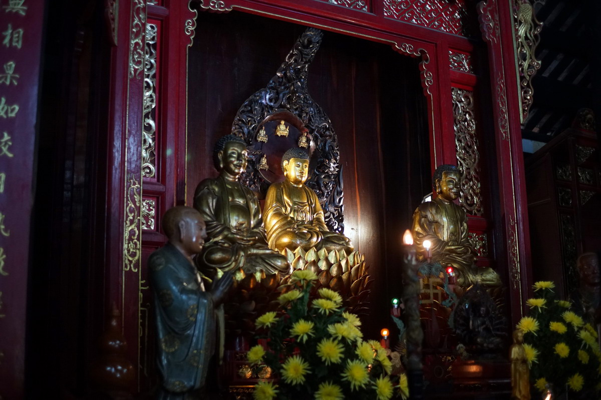 Như nhiều ngôi chùa ở Đàng Trong xưa, chùa Thập Tháp thờ Tam thế Phật ở trung tâm, tả hữu thờ Tôn giả A Nan, Ca Diếp. Hai bên chánh điện thờ Quan Thế Âm Bồ tát, Tổ sư Bồ Đề Đạt Ma, Thập bát La hán, Thập điện Minh vương…