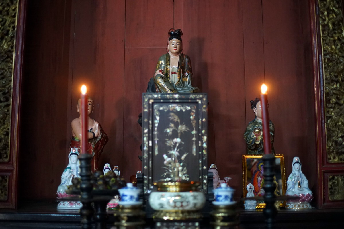 Hầu hết các tượng thờ trong chính điện được tạc vào thời Thiền sư Minh Lý trụ trì (1871-1889).