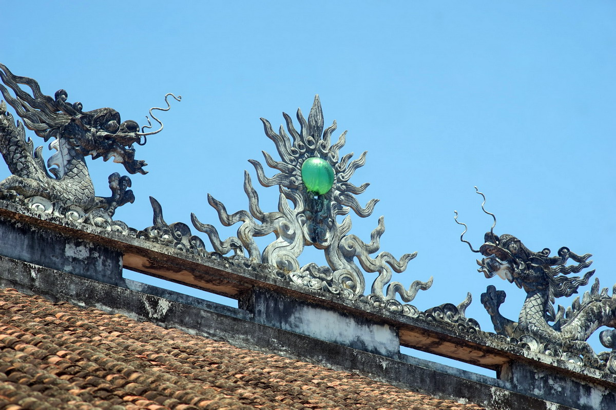 Trên nóc có hình tượng lưỡng long tranh châu.