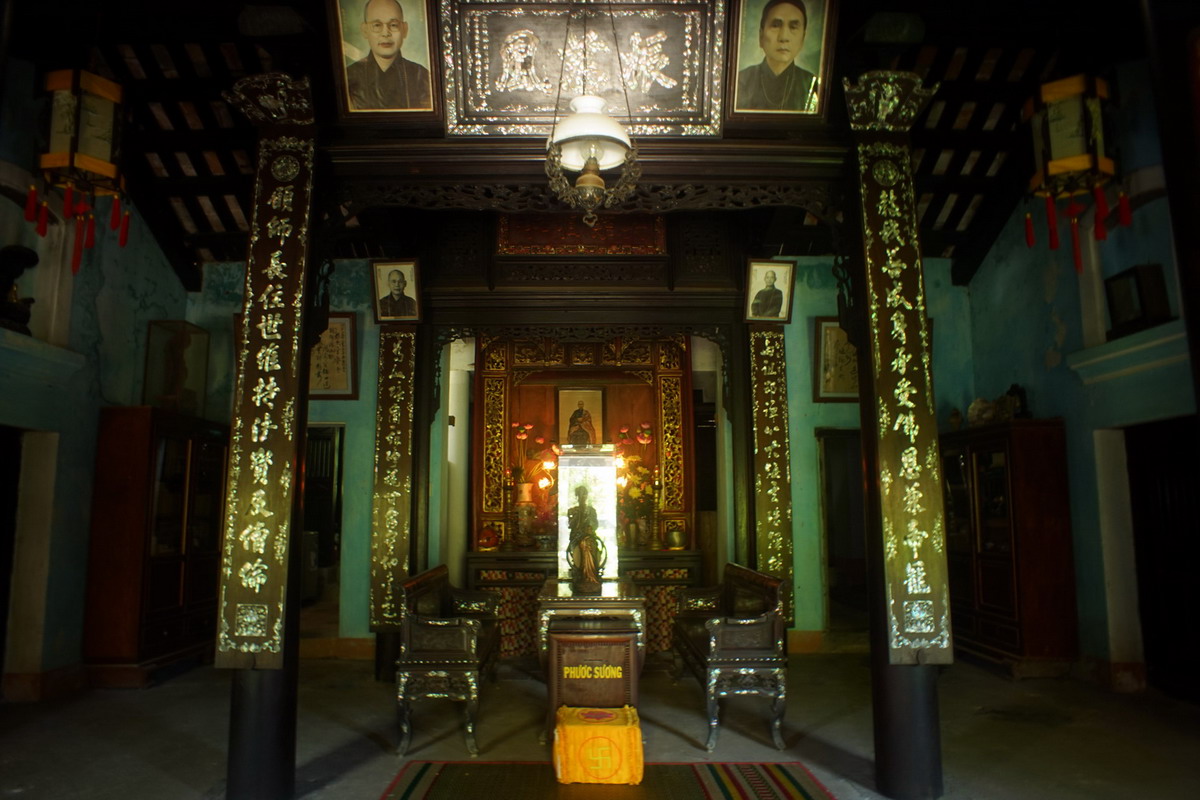 Nhà phương trượng nằm đối diện với chính điện qua sân trời, do Quốc sư Phước Huệ cho xây vào năm 1924.