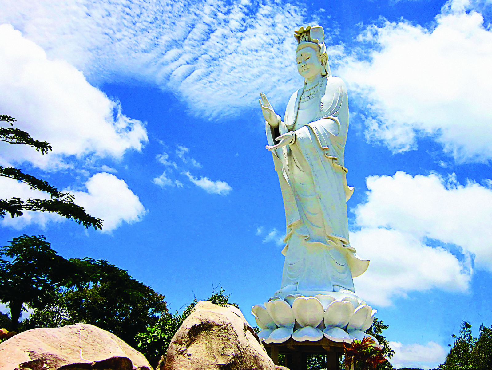 Quan Thế Âm bao giờ cũng ở sẵn trong tâm ta, hãy trở về quê hương muôn thuở trong tâm, ta sẽ tìm thấy người mẹ hiền muôn thuở này.