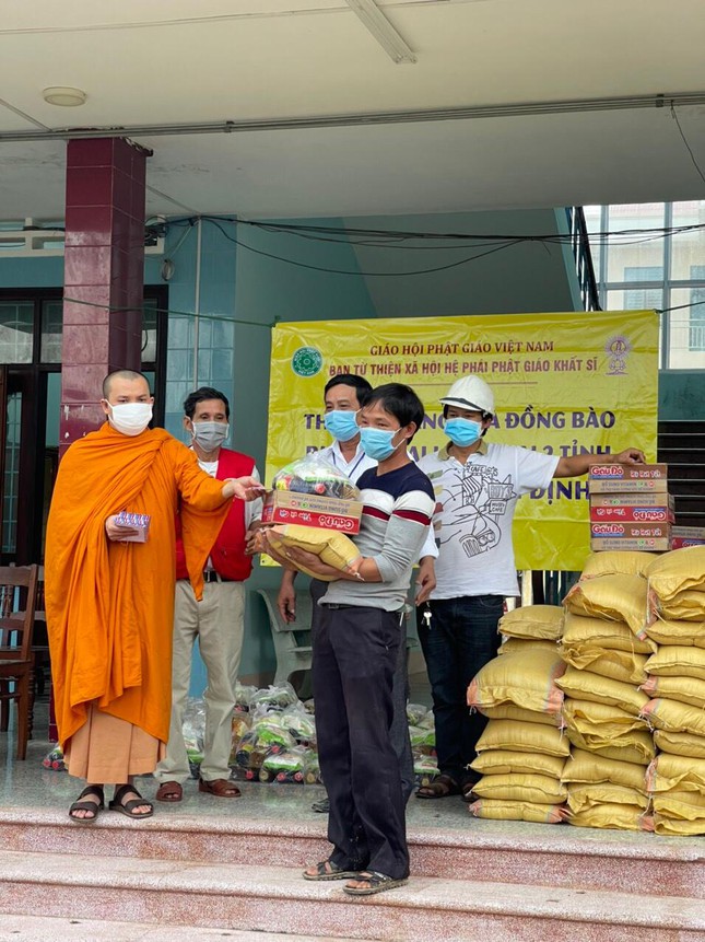 Đại đức Thích Giác Phước trao quà đến người dân