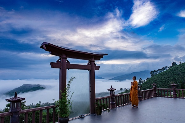 Bậc chân tu là người luôn có mặt trong hiện tại, sẵn sàng đón nhận cuộc sống một cách nhẹ nhàng bình thản nhất, không định kiến, không áp đặt suy nghĩ của bản thân lên người khác và cũng không tự tạo nên rào cản trong tư tưởng của chính mình.