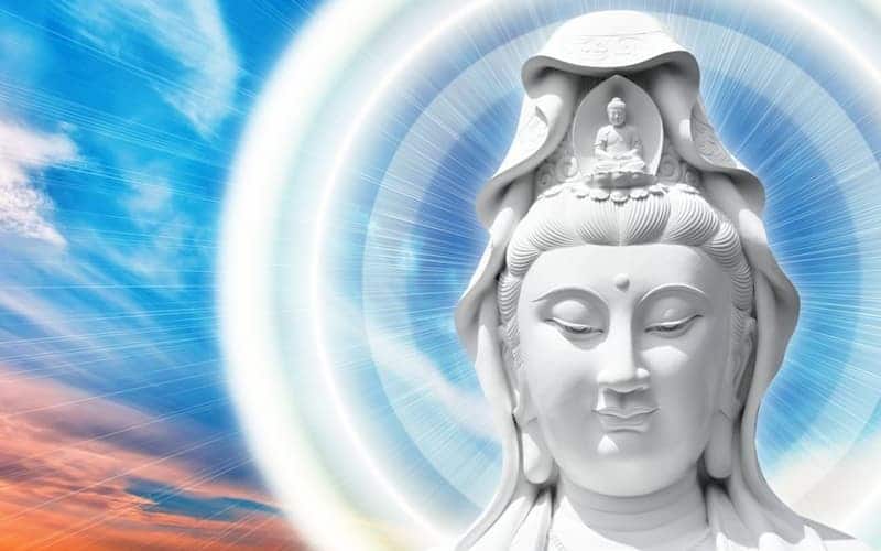 Tâm chúng sanh như nước, nếu nhất tâm chuyên niệm Bồ Tát, Bồ Tát liền ngay trong niệm ấy, sẽ ngầm hoặc hiển nhiên gia hộ, khiến người niệm được lợi ích.