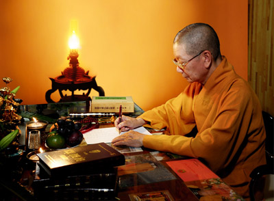 Trưởng lão Hòa thượng Thích Trí Quảng là vị giảng sư có hàng ngàn pháp thoại, biên soạn và là tác giả của hàng chục đầu sách đã xuất bản trong nước
