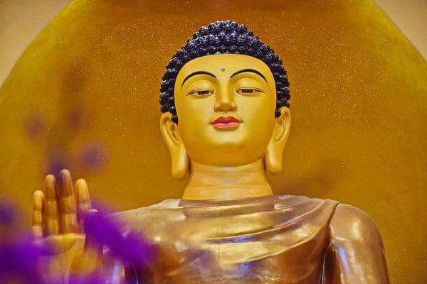 Từ “Sắc” trong đạo Phật dùng để chỉ vật chất và những gì có hình tướng màu sắc. Chữ “Không” được nhắc đến trong đạo Phật không phải là “Ngoan Không” như lông rùa sừng thỏ, cái mà không bao giờ xẩy ra.