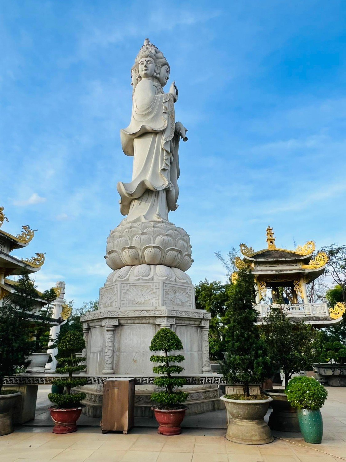 Tượng Phật Quan Thế Âm Bồ Tát (Tứ diện Ngũ phương) bằng đá trắng nguyên khối (chiều cao 19m, nặng 480 tấn) đạt Kỷ lục Guinness Việt Nam