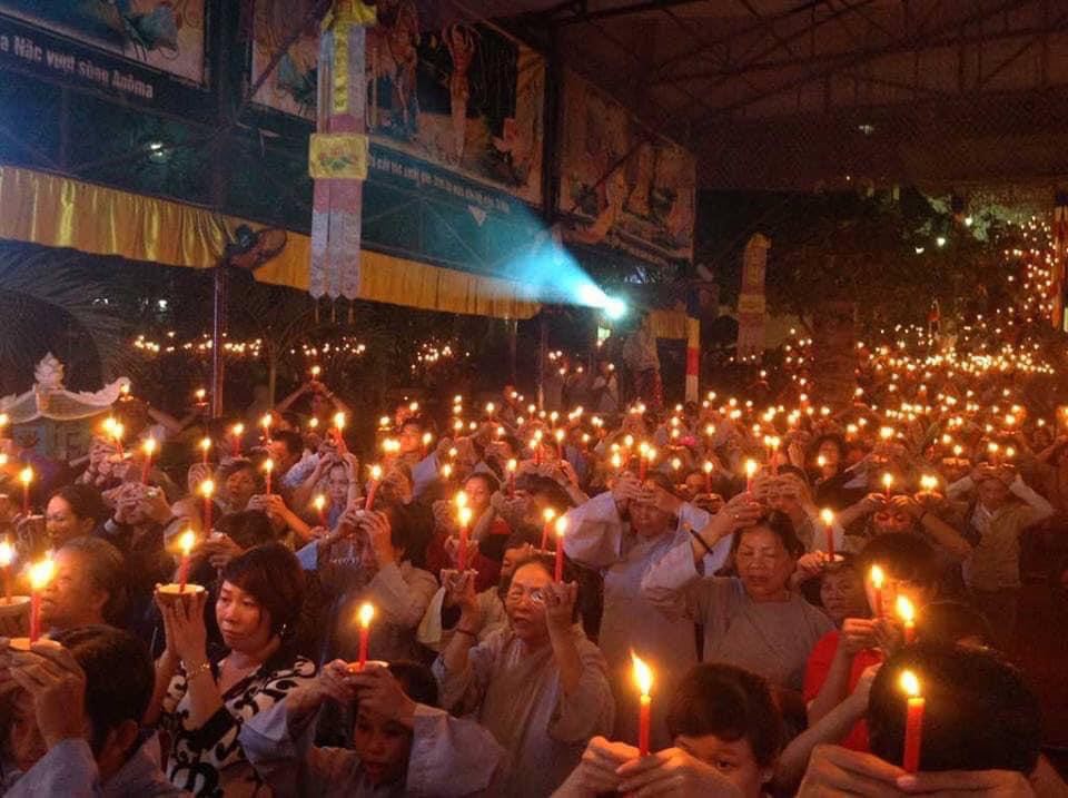 Hàng tháng đến chiều 18 rạng sáng 19AL và các ngày lễ Phật Đản, lễ Vu Lan, lễ vía Quán Thế Âm Bồ Tát…Chùa tổ chức Lễ rước đèn hoa đăng với hàng chục ngàn phật tử đến từ các tỉnh thành trên cả nước.