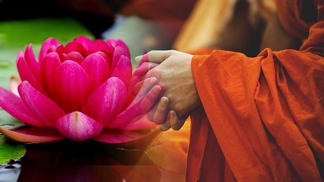 Đi xa thì cần tư lương, đi trong sinh tử thì cần phước đức.