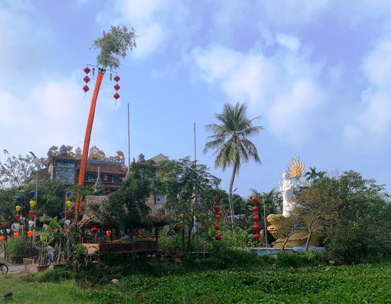 Cây nêu ngày tết tại chùa Trà Nam (H.Duy Xuyên)