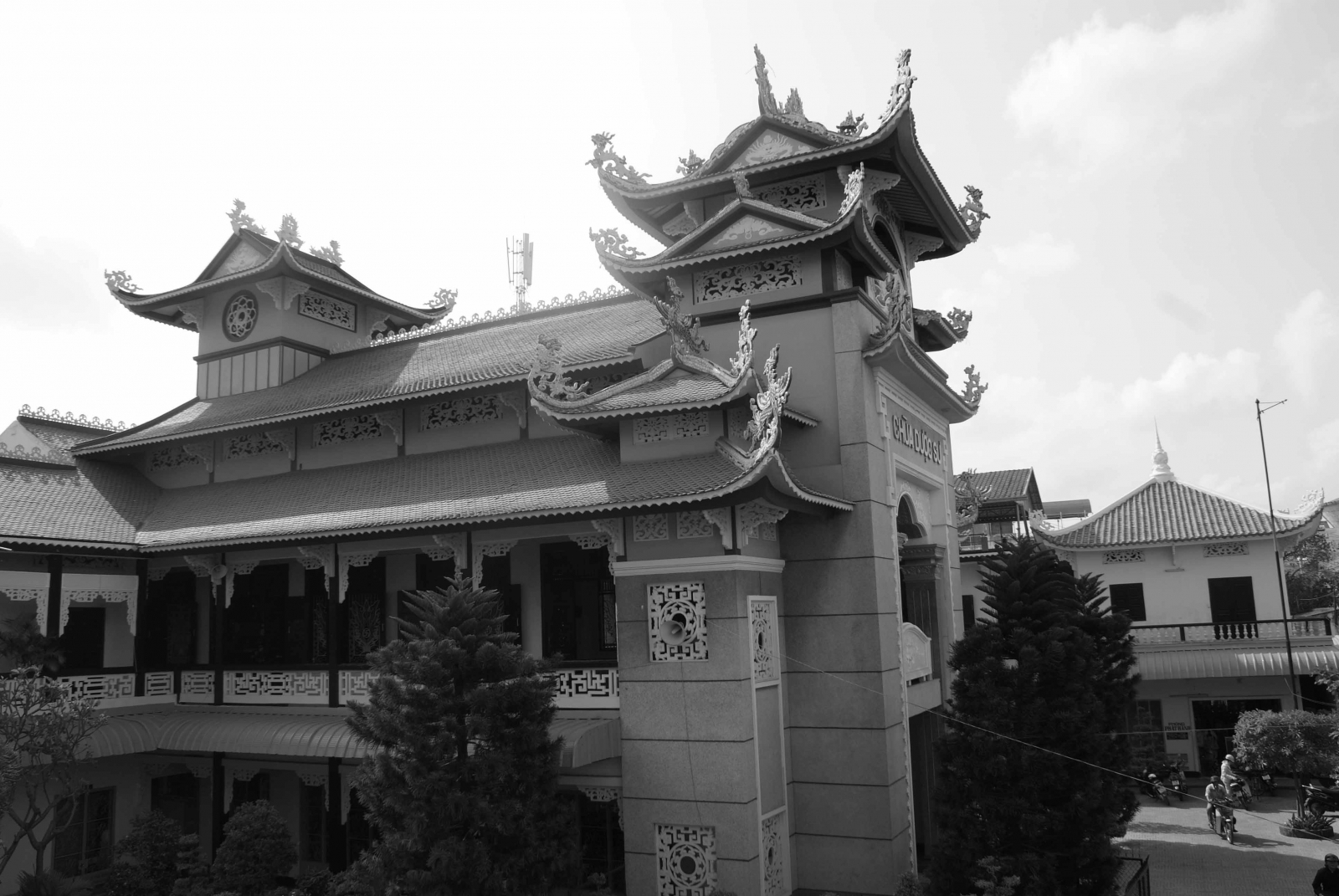 Vào năm 1952, Ni trường Từ Nghiêm bị hỏa hoạn, hơn 50 Ni chúng cần chỗ trú trong thời gian tái thiết trụ xứ. Trước nhu cầu cấp thiết này, Sư Thầy Đàm Minh cùng Phật tử Diệu Huấn (A-pha-na) nhất tâm cung thỉnh Hòa thượng Thiện Hòa tiếp nhận chùa Dược Sư để làm chỗ trú cho chư Ni. Và đây là khởi đầu cho những chuỗi Phật sự góp phần làm dày công hạnh của Hòa thượng và tạo nên điểm son cho lịch sử các danh lam Phật giáo nước nhà.