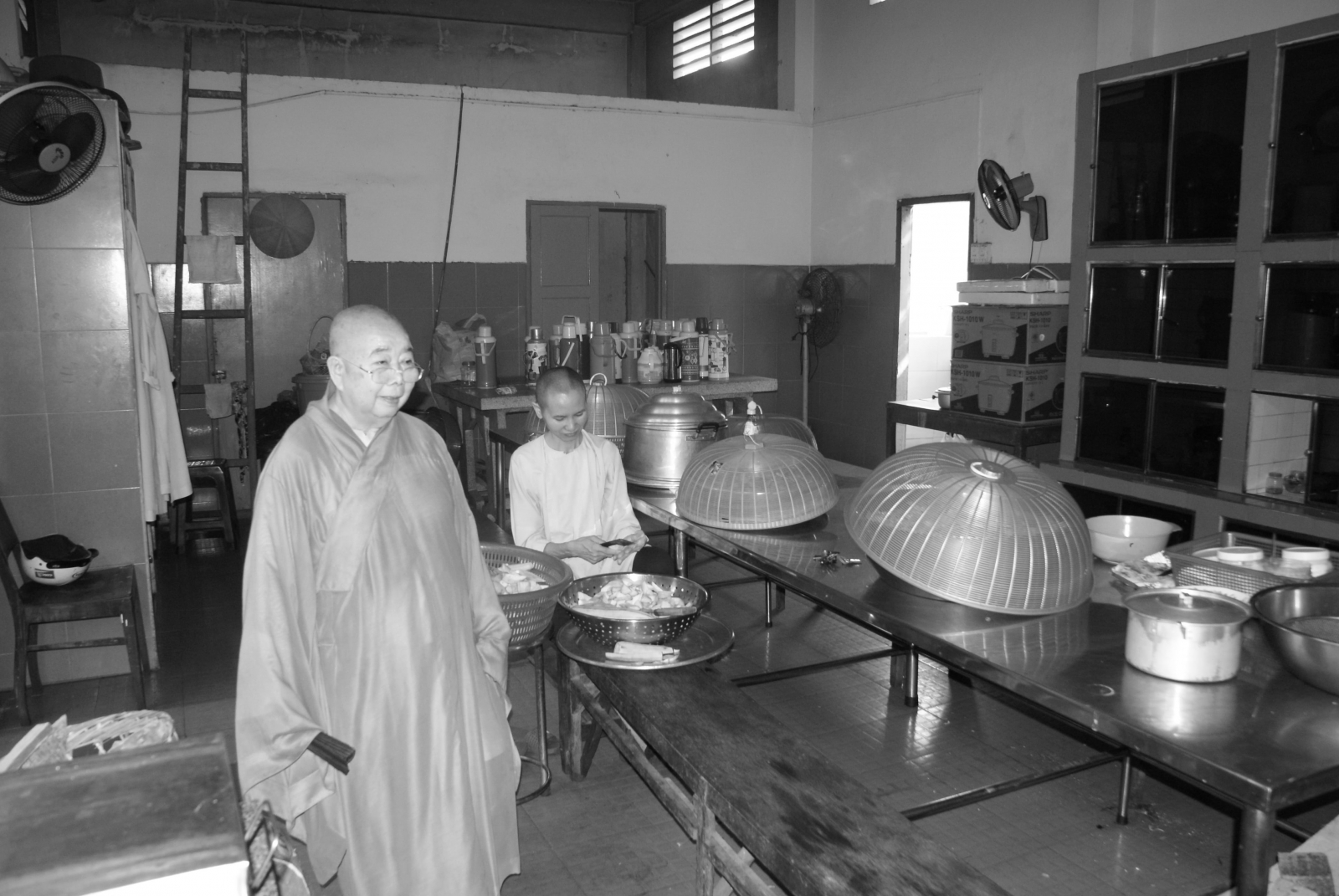 Ni trưởng đến thăm các hoạt động tại nhà trù, nơi chăm lo về đời sống ăn uống của chư Ni