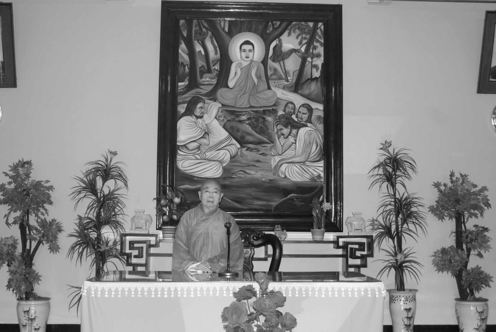 Ni Trưởng tại Giảng đường Dược Sư