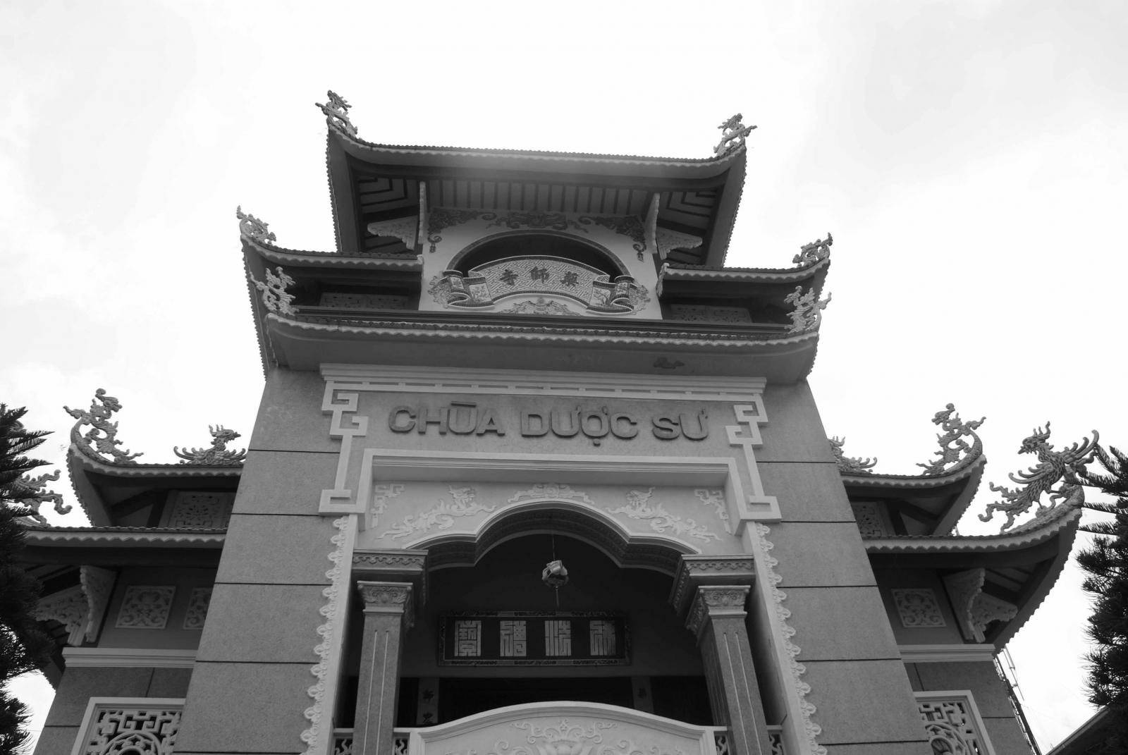 Ni trường Dược Sư là “chiếc nôi” đã nuôi lớn bao lớp chúng Ni mang trong mình ý chí Kiều Đàm Di xả thân cầu đạo, đã đào tạo nhiều thế hệ Ni tài tận tâm hết dạ vì hạnh nguyện tự lợi lợi tha. Và nơi đây đã từng chứng kiến những cuộc biến thiên của lịch sử. Với tháng năm lưu dấu bao ký ức một thời, Dược Sư đã trở thành tên gọi thiêng liêng đối với lớp lớp chúng Ni, đặc biệt đối với những ai đã từng tu học trên mảnh đất già lam này.