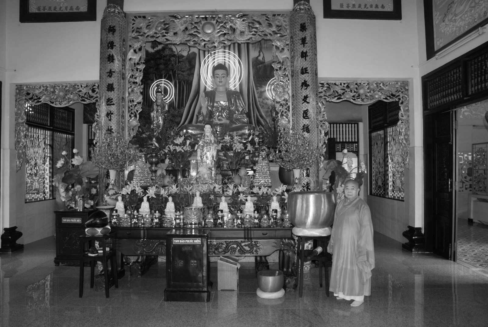 Ni Trưởng tại chánh điện chùa Dược Sư