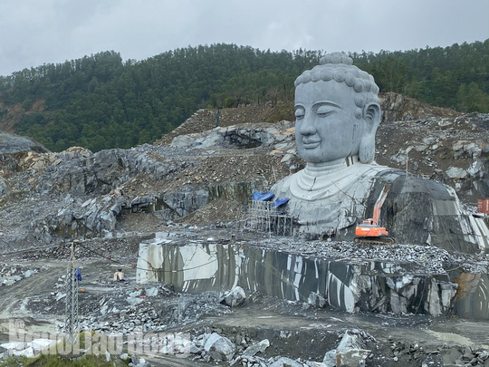 Tượng Phật có chiều cao 65m, được tạc bằng đá granite