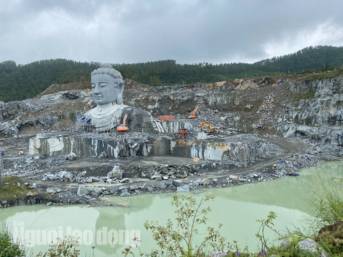 Công trình nằm giữa mỏ đá chưa hoàn thổ