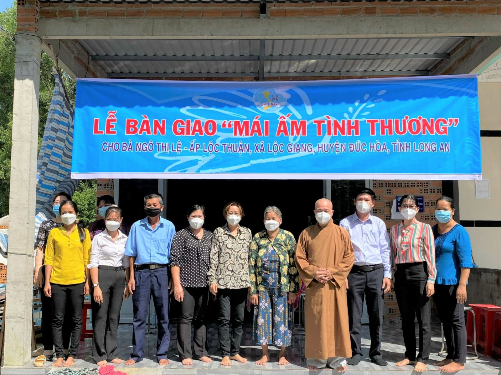Đại Đức Thích Trí Huệ cùng quỹ từ thiện Chùa Pháp Tạng và chính quyền địa phương trao nhà tình thương cho bà con khó khăn Đợt 2, huyện Đức Hòa, Long An