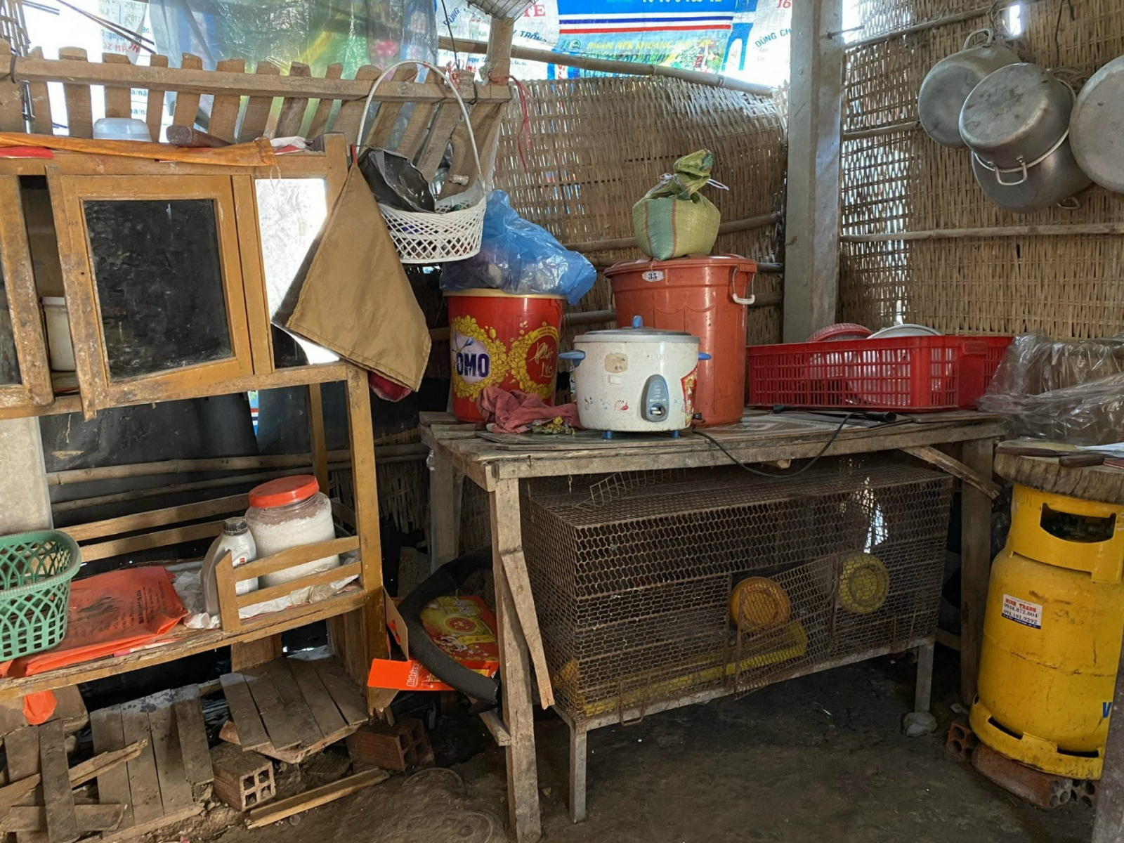 Căn nhà nhỏ mục nát của chị Chợ và con trước khi được xây dựng