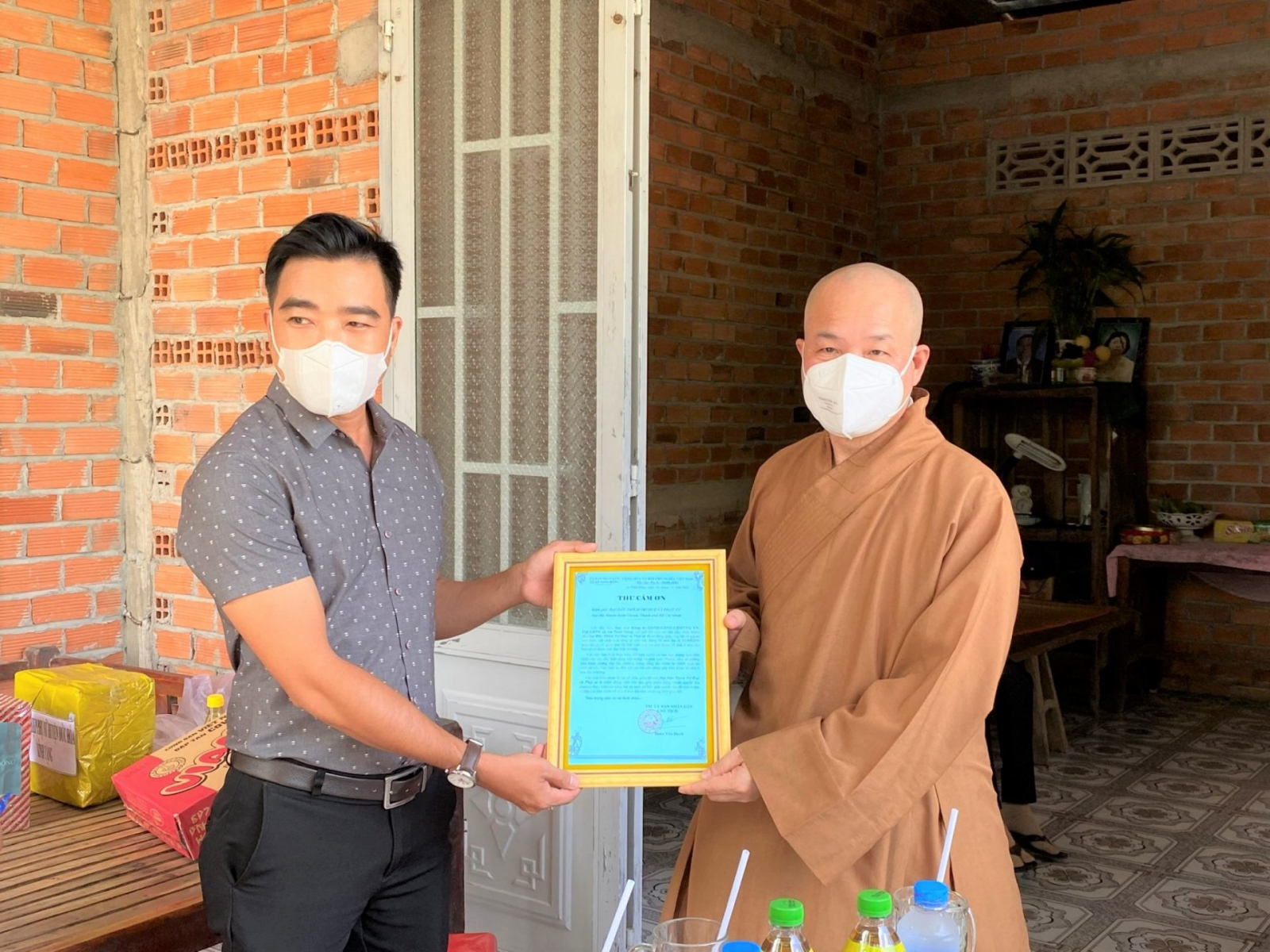 Đại diện chính quyền địa phương trao thư cảm ơn cho ĐĐ. Thích Trí Huệ