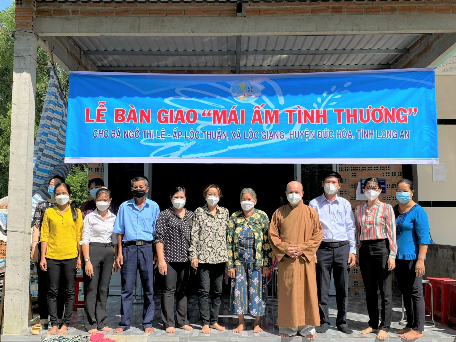 Đại Đức Thích Trí Huệ – Trụ trì chùa Pháp Tạng (Lê Minh Xuân, Bình Chánh) cùng bà Nguyễn Thị Chung – Nguyên Chủ tịch Hội LHPN huyện Đức Hòa, tỉnh Long An bàn giao nhà tình thương cho hộ bà Ngô Thị Lệ