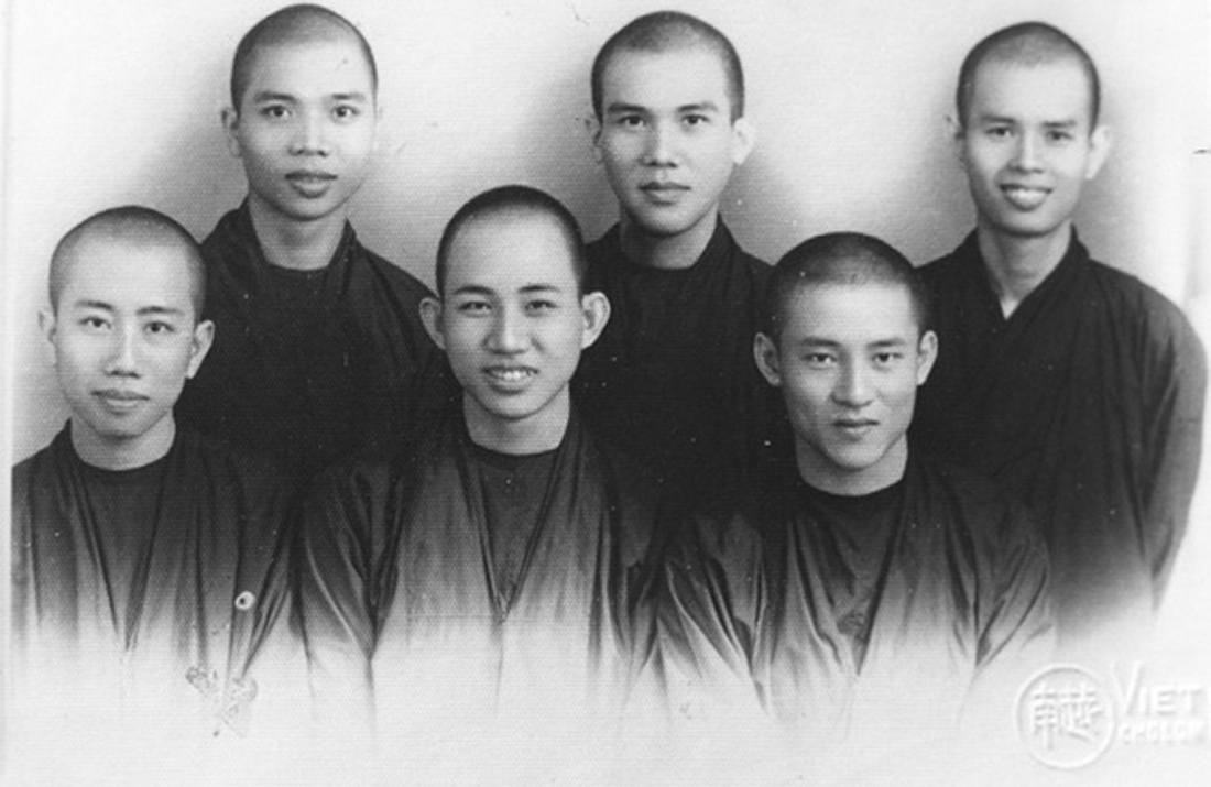 Thiền sư Thích Nhất Hạnh khi là một nhà sư trẻ (hàng sau, phía bên phải), năm 1950. Ảnh: Plum Village Community of Engaged Buddhism