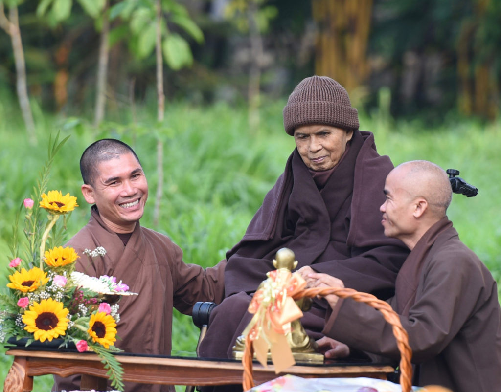 Thiền sư trong lễ kỷ niệm sinh nhật lần thứ 92 tại Thái Lan, tháng 10/2018. Sau một cơn đột quỵ vào tháng 11/2014, thiền sư Thích Nhất Hạnh chuyển đến Thái Lan để tham gia cùng các đệ tử trẻ từ Việt Nam tại trung tâm thiền làng Mai Thái Lan mới của mình
