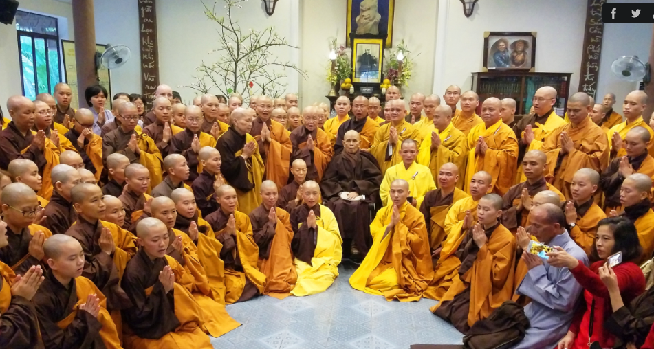 Ngày mồng 1 Tết Kỷ Hợi 2019, Thiền sư Thích Nhất Hạnh gặp các phật tử lễ chùa đầu năm. Đây là lần đầu tiên sau hơn 40 năm, thiền sư đón Tết cổ truyền tại chùa Từ Hiếu. Ảnh: Võ Thạnh