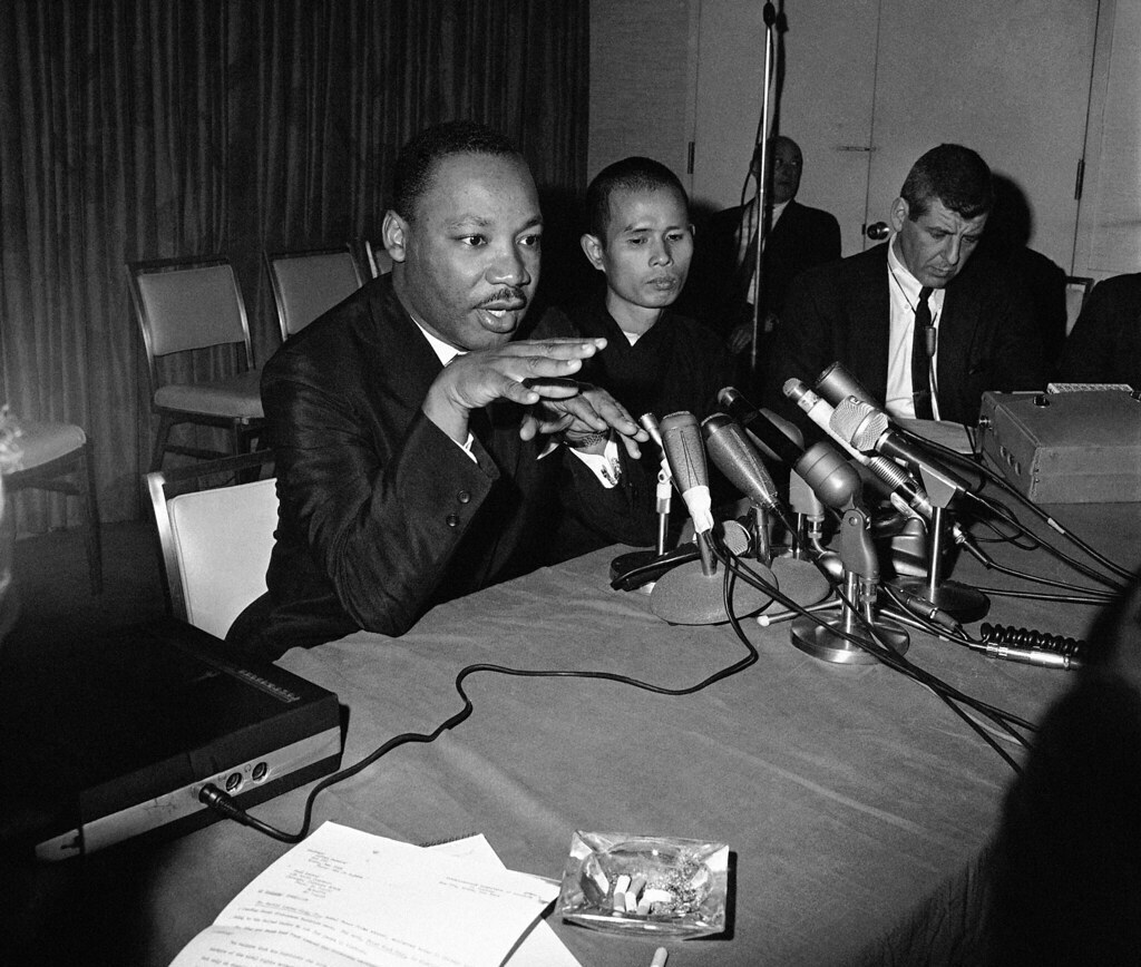Thiền sư Thích Nhất Hạnh bên Tiến sĩ Martin Luther King Jr. (góc trái), trong một cuộc họp báo ở Chicago (Mỹ), tháng 5/1966.