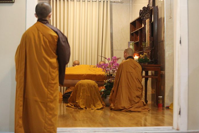 Lễ nhập kim quan Thiền sư Thích Nhất Hạnh diễn ra vào lúc 8h sáng 23/1.