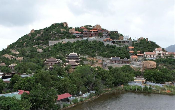 Trùng Sơn cổ tự tọa lạc trên sườn núi Ðá Chồng.