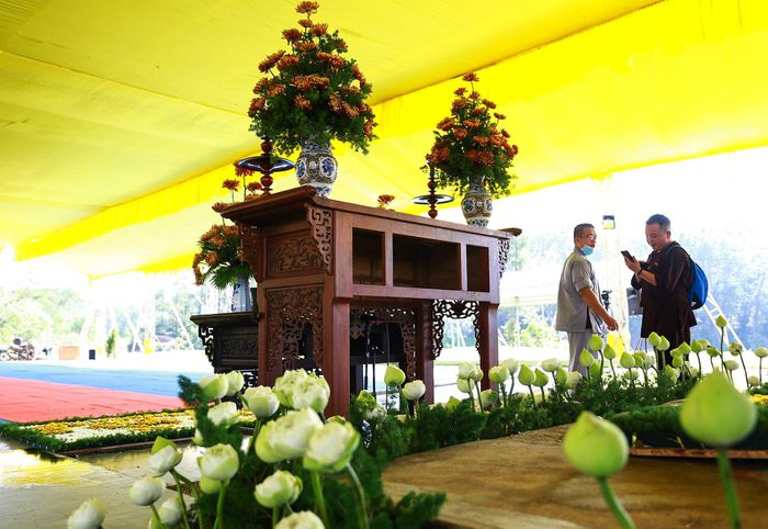 Lễ sơ dạ và trang thiết đài trà tỳ thiền sư Thích Nhất Hạnh 10