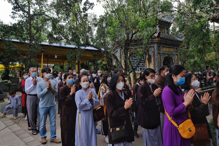 Phía ngoài, hàng trăm phật tử và người dân chắp tay cầu nguyên cho linh hồn của ngài.