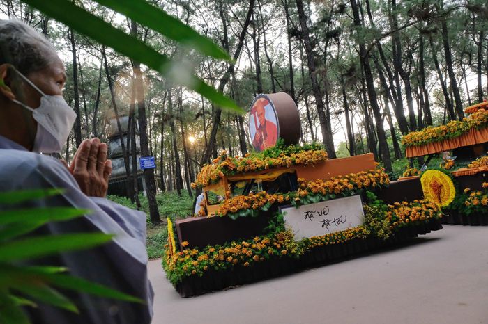 Cung tuyên tiểu sử cho biết những năm tháng sống ở nước ngoài, thiền sư đã thành lập Đạo tràng Mai Thôn tại Pháp và nhiều trung tâm tu học khác tại Mỹ, Đức, Hong Kong, Thái Lan.