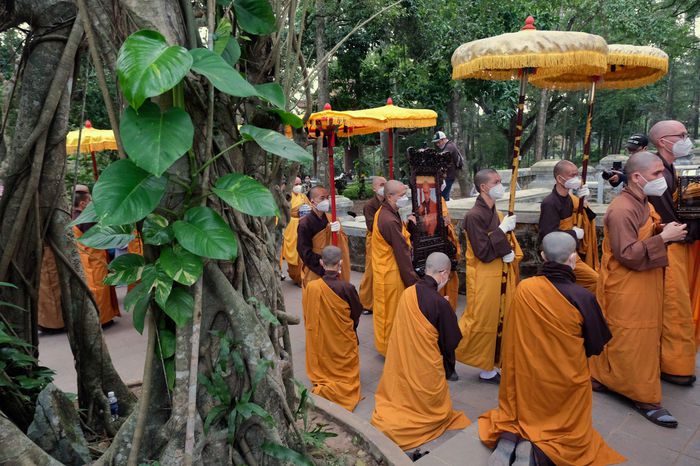 Hàng trăm sư tăng, môn đệ quỳ vái thiền sư Thích Nhất Hạnh.