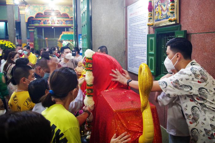 Mọi năm, Đền Bà Mariamman (quận 1) thu hút đông người dân đến cầu nguyện. Họ thường úp mặt vào tường đền thờ và sờ vuốt tượng thần để cầu may. Ảnh: Ý Linh.
